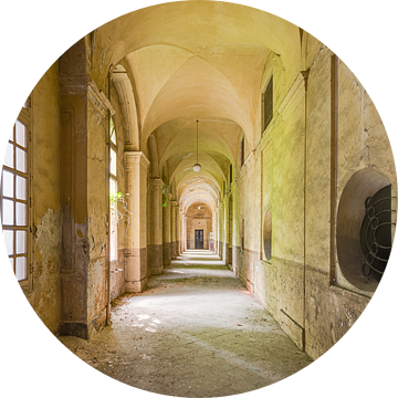 Gang met lichtinval en diepte