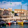 Panorama de l'église et du port avec des voiliers à Collioure sur la Côte Vermeille dans le sud de l sur Dieter Walther