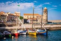 Panorama de l'église et du port avec des voiliers à Collioure sur la Côte Vermeille dans le sud de l