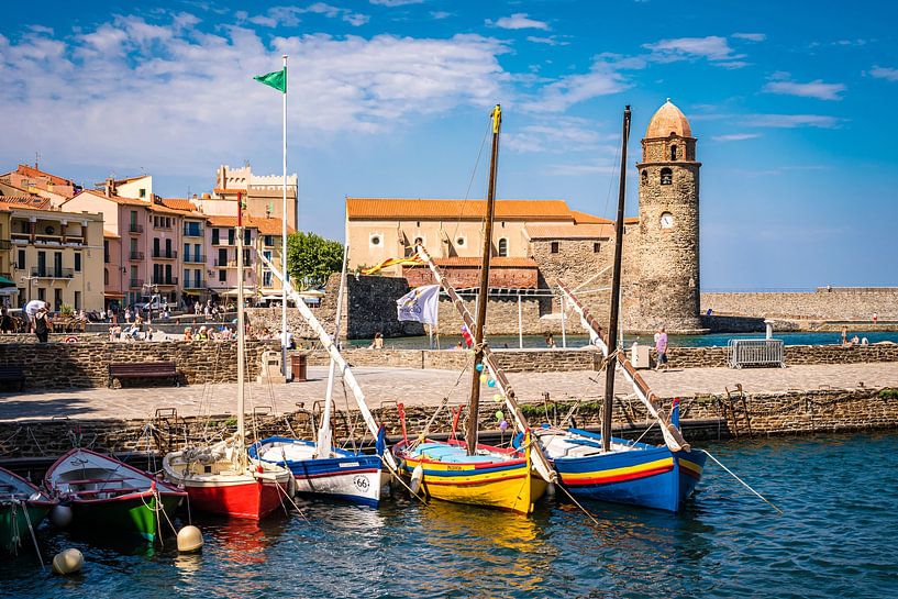 Panorama de l'église et du port avec des voiliers à Collioure sur la Côte Vermeille dans le sud de l par Dieter Walther