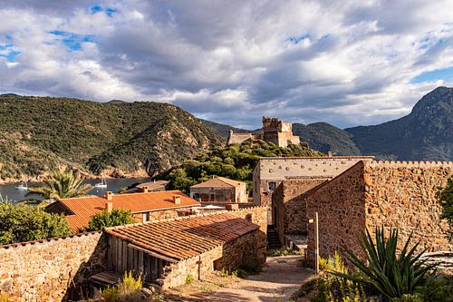 Het dorpje Girolata op Corsica, tussen de bergen en de zee