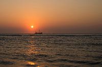 Vissersboot bij zonsondergang