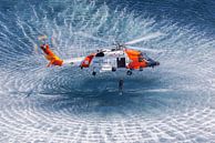 Duiker springt uit de Kustwacht helikopter tijdens een oefening boven zee van Jimmy van Drunen thumbnail