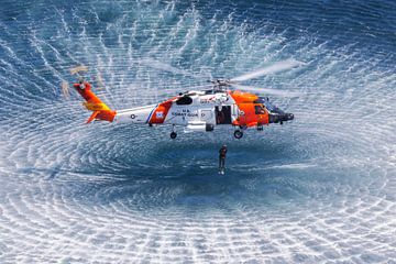 Duiker springt uit de Kustwacht helikopter tijdens een oefening boven zee van Jimmy van Drunen