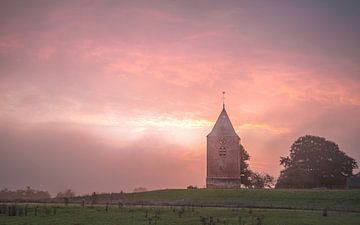 De Peperbus in Heteren tijdens zonsopkomst.