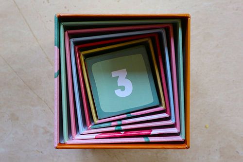 Vierkante spiraal met cijfer 3 (drie) kleurrijk