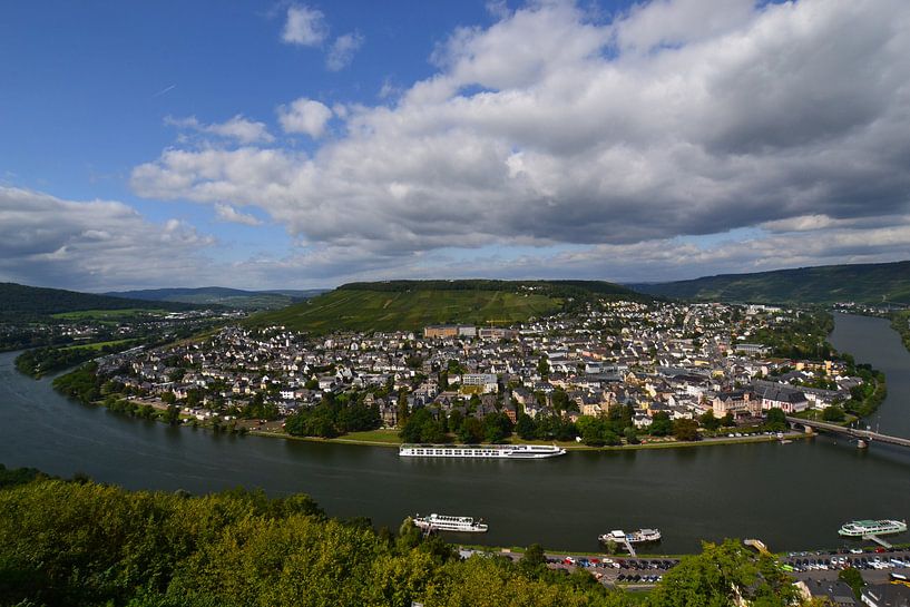 Zicht op de Moezel bij Bernkastel-Kues van Bernard van Zwol
