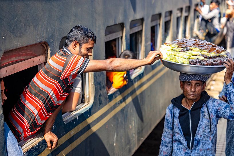 Jongen leunt uit de trein en pakt een snoepje van Steven World Traveller