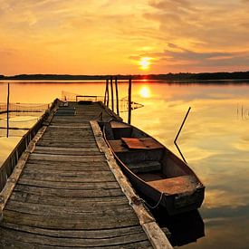 Panorama Steg mit rostigem Ruderboot im Sonnenuntergang von Frank Herrmann