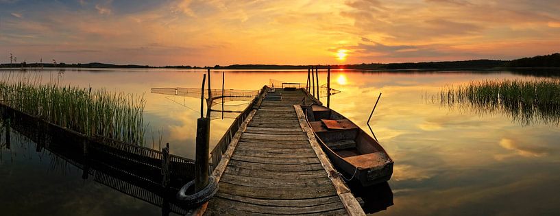 Panorama Steg mit rostigem Ruderboot im Sonnenuntergang von Frank Herrmann