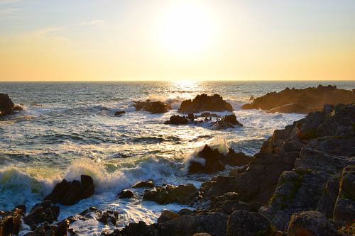 Ein romantischer Sonnenuntergang an der zerklüfteten Atlantikküste