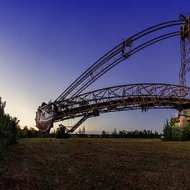 Oude graafmachine met schoepenrad van de dagbouwmijn - panorama op het blauwe uur van Frank Herrmann