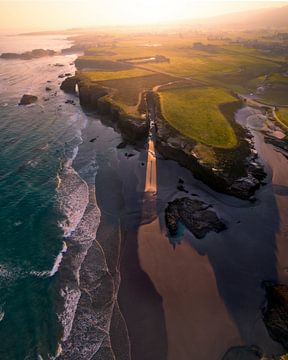 Sonnenlicht über dem Strand von Catedrais in Spanien von Ewold Kooistra