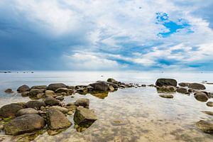 Stones on shore of the Baltic Sea sur Rico Ködder