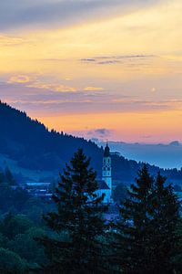 Blick auf die Pfarrkirche Sankt Nikolaus in Pfronten