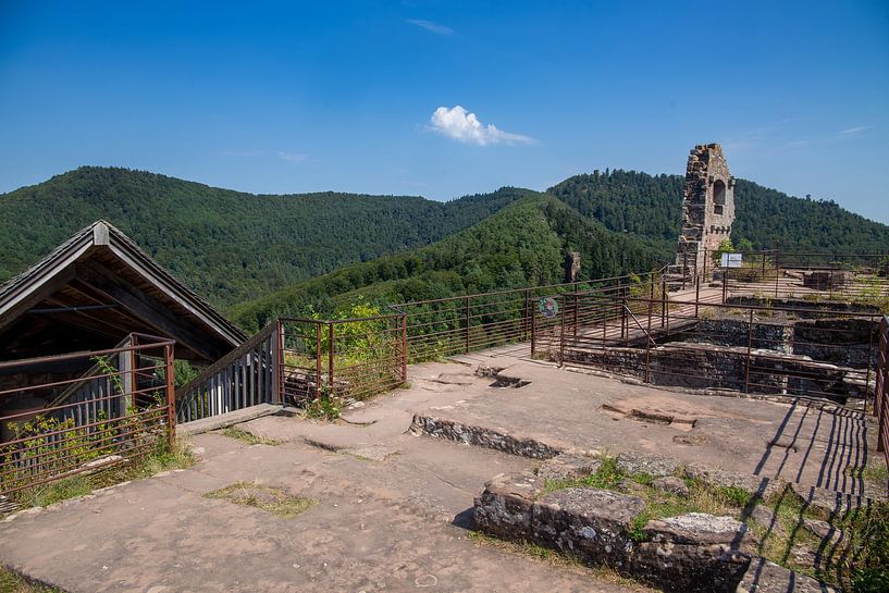Upper platform of Fleckenstein Castle in Alsace (France) with a  von Udo Herrmann