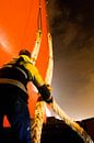 Hafenarbeiter fängt Anlegeleinen für ein Schiff von Francisca Snel Miniaturansicht