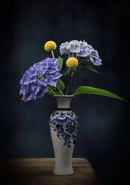 Stilleven bloemen in een Delfts blauw vaasje