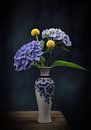 Nature morte de fleurs dans un vase bleu Delft sur Marjolein van Middelkoop Aperçu