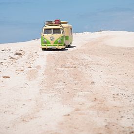 Volkswagen Type 2 op het strand met caravan in el cotillo fuerteventura van R Alleman