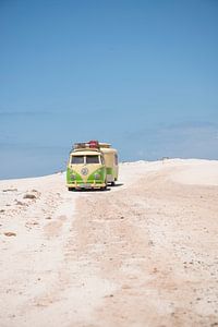 Volkswagen Type 2 op het strand met caravan in el cotillo fuerteventura von R Alleman