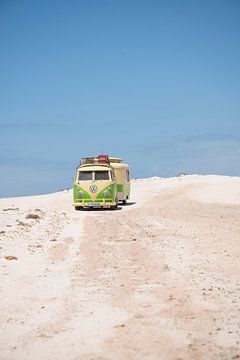 Volkswagen Type 2 op het strand met caravan in el cotillo fuerteventura