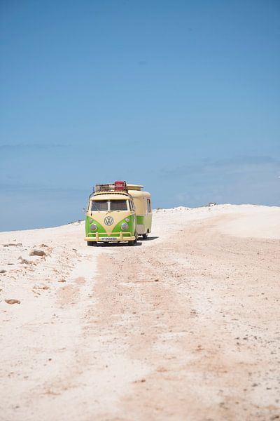 Volkswagen Type 2 op het strand met caravan in el cotillo fuerteventura van R Alleman