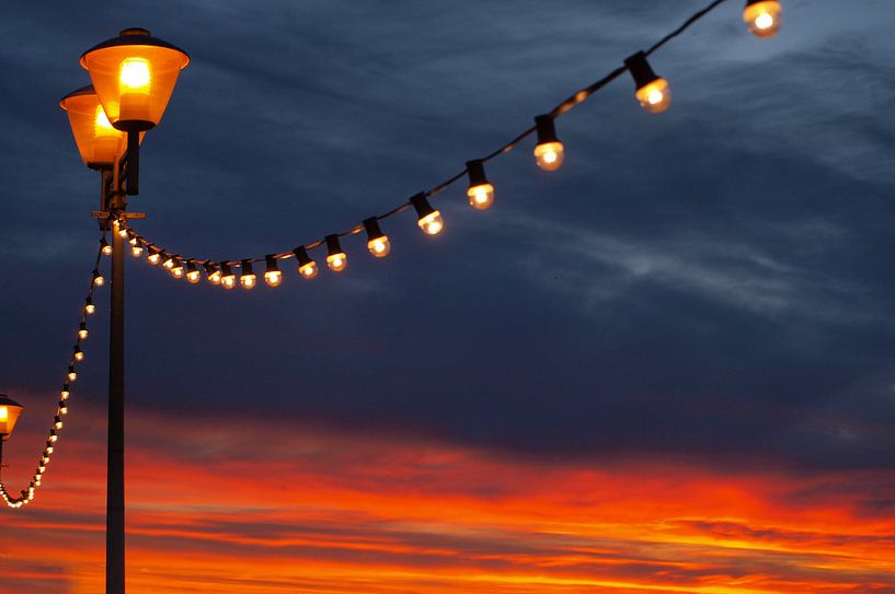 Lantaarnpaal met lichtslang by Rinke Velds