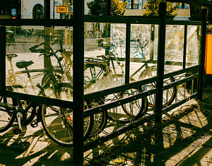 Fahrräder im Sonnenlicht – verglaster Fahrradständer