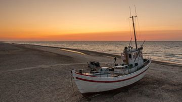 Visserboten op het Deense strand bij zonsondergang.