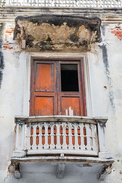 In verval geraakt balkon met houten deur van Jan van Dasler