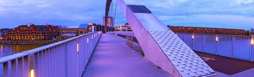 brug in Maastricht bij avondschemering