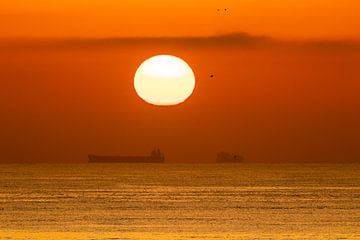 Sonnenuntergang mit Frachtschiff von VIDEOMUNDUM