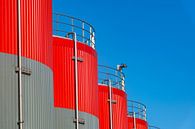 Industriële opslagtanks in grijs en rood van dichtbij van Sjoerd van der Wal Fotografie thumbnail