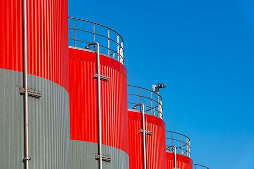 Industriële opslagtanks in grijs en rood van dichtbij