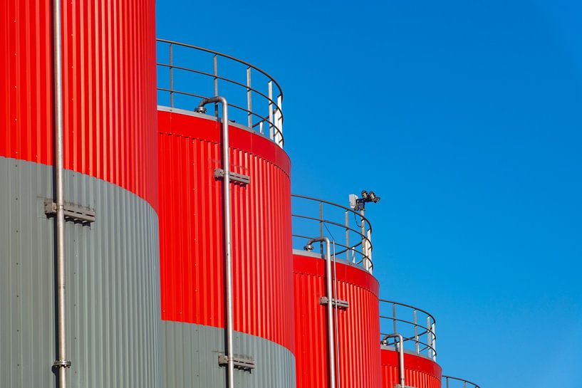Industriële opslagtanks in grijs en rood van dichtbij van Sjoerd van der Wal Fotografie