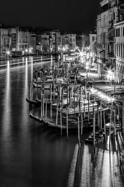 VENICE Uitzicht vanaf de Rialtobrug | Monochroom  van Melanie Viola