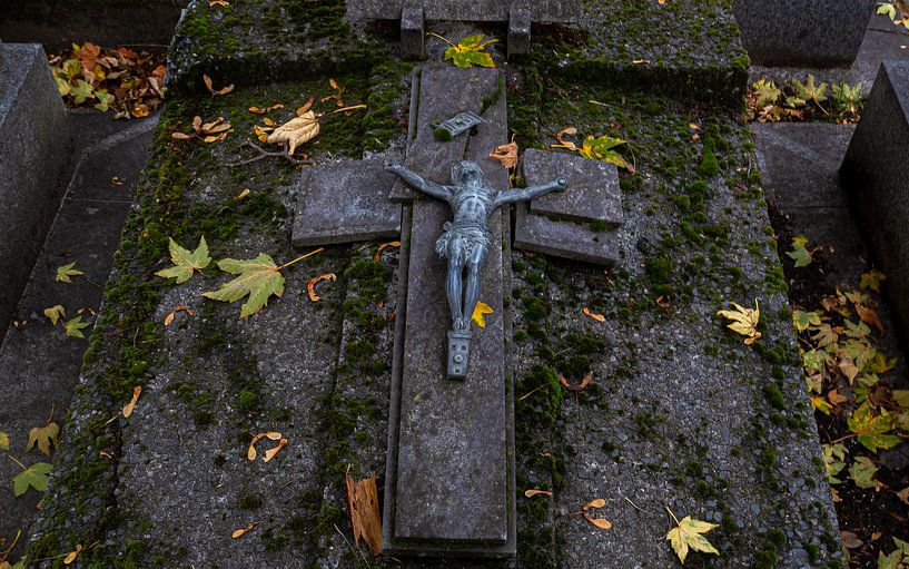 Père laughing cemetery by Mike Broers