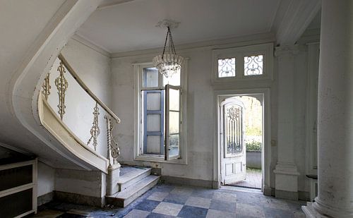 Trappenhuis in sjiek verlaten kasteel