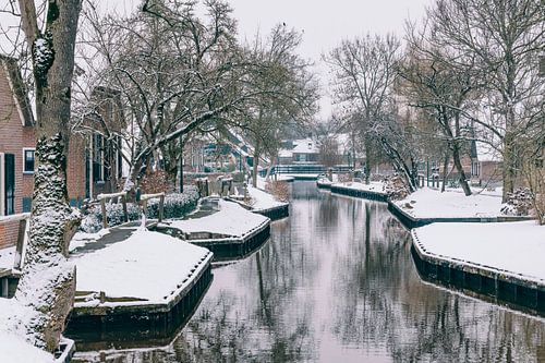 Dwarsgracht bij Giethoorn tijdens een koude winterdag