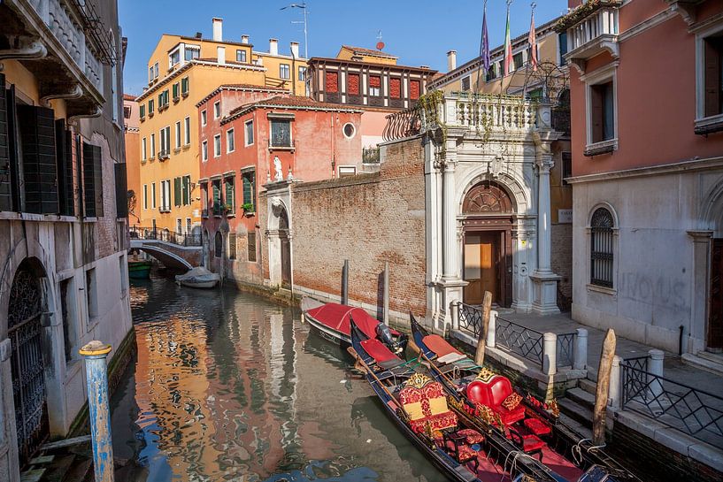 Gondolas in de oude stand Venetie, Italie van Joost Adriaanse