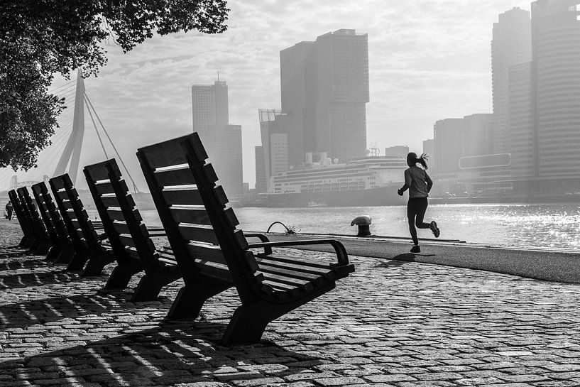 ein Läufer am frühen Morgen in Rotterdam von Anna Pors
