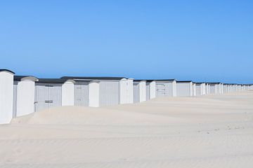 Witte strandhuisjes met blauwe lucht