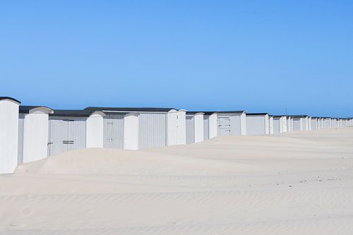 Witte strandhuisjes met blauwe lucht