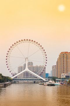 Reuzenrad Tianjin Eye op de brug over de Haihe rivier in Tianjin, China van Marc Venema