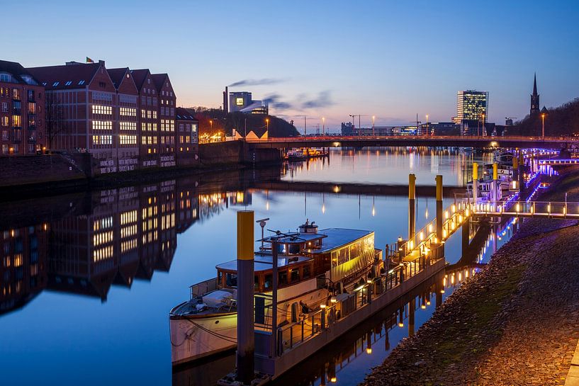 Weser mit Teerhof und Schlachte bei Abenddämmerung von Torsten Krüger