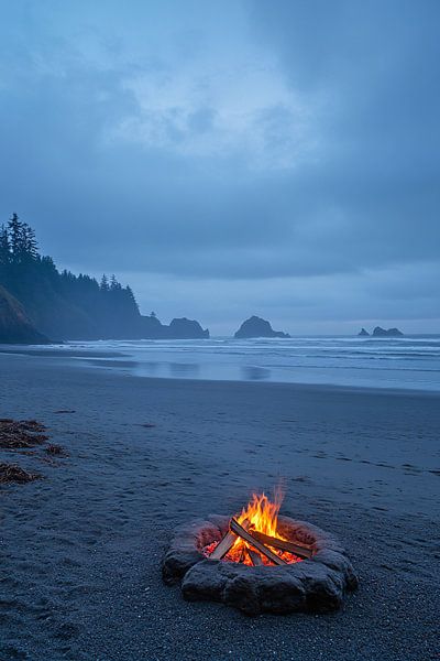 Kampvuur op verlaten strand van Imperial Art House
