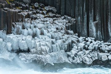 Bevroren basaltkolommen van de Aldeyjarfoss