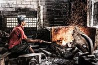 Balinese ambachtelijke metaalbewerker (Noord Bali, Lovina) van Giovanni della Primavera thumbnail