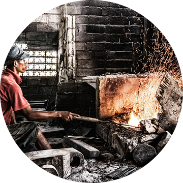 Balinese ambachtelijke metaalbewerker (Noord Bali, Lovina) van Giovanni della Primavera